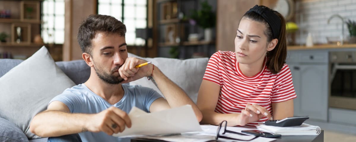 Couple qui vérifie leurs dépenses bancaires