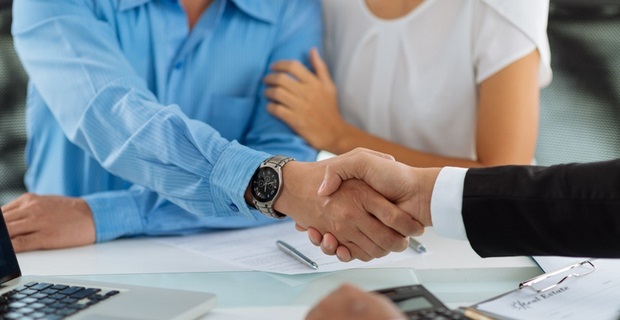 Les critères de choix d’un bon courtier en restructuration de dettes