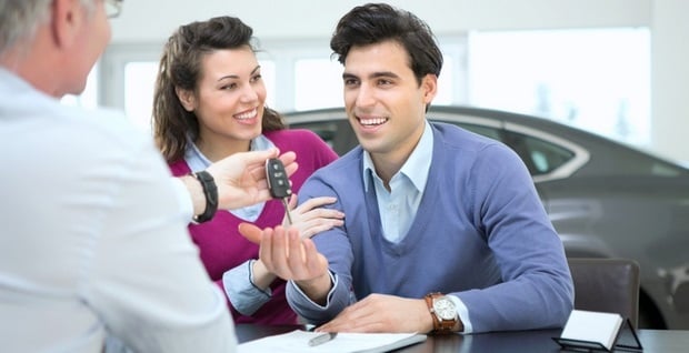 Un couple en pleine location de voiture 