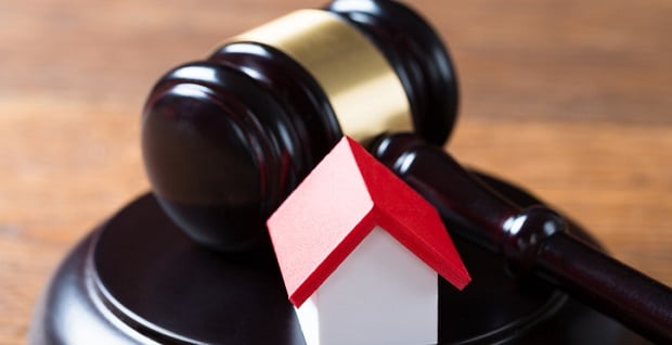  Marteau de loi et maison en miniature