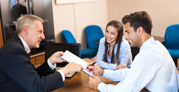 Le choix entre un contrat de groupe et une délégation d’assurance emprunteur