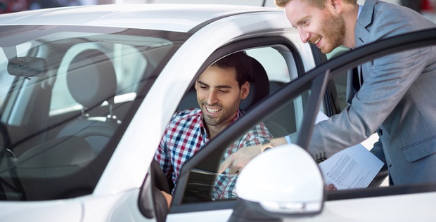 Un client en train d'essayer une nouvelle voiture