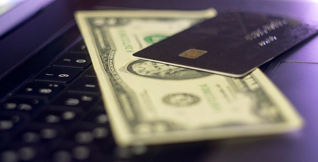 Carte bancaire et dollar américain 