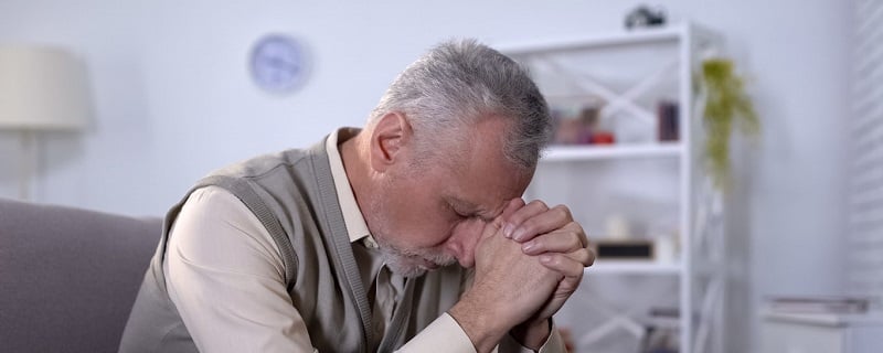 vieil homme triste et déprimé