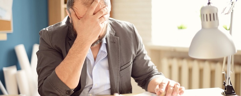 homme adulte endetté travaillant au bureau