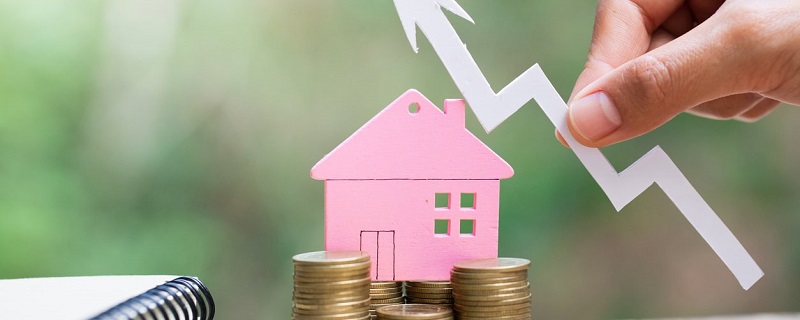 mini maison et pieces de monnaie