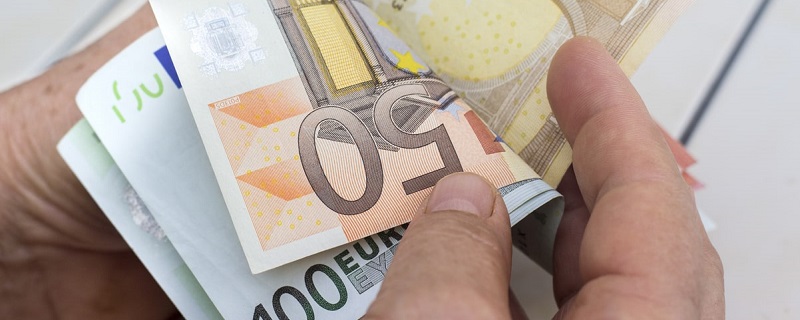 personne comptant son argent