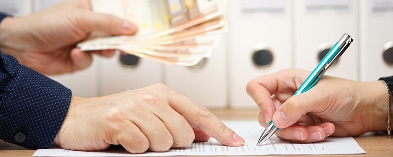 personnes signant un contrat