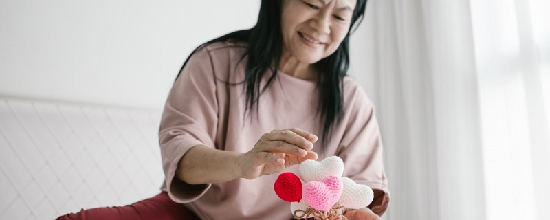 thailandaise qui met dans une tirelire 