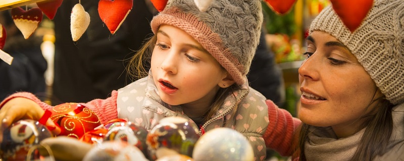 parent et enfant au marche de noel
