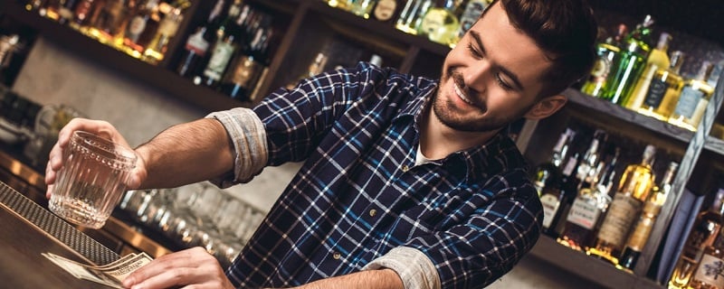 barman au comptoir du bar