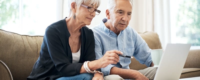 couple qui gere leur finance en ligne