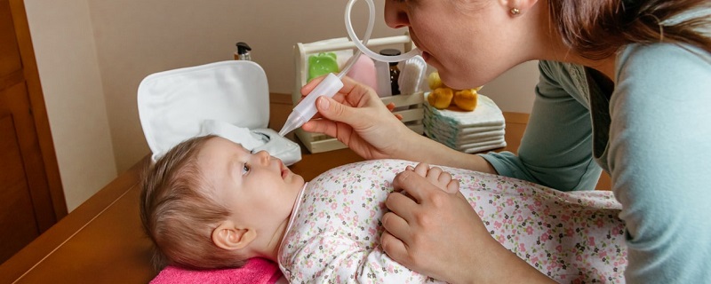 Le lavage du nez avec du simple sérum physiologique est à privilégier pour traiter la bronchiolite