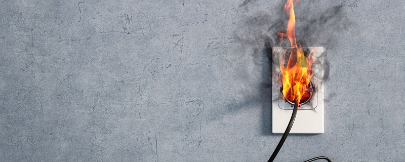 risques incendies dans une prise en feu