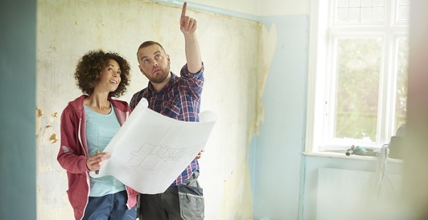 couple d'investisseurs réalisant des travaux