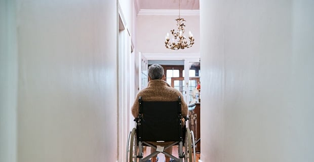 Les banques doivent-elles se déplacer si le client est une personne âgée dépendante ?