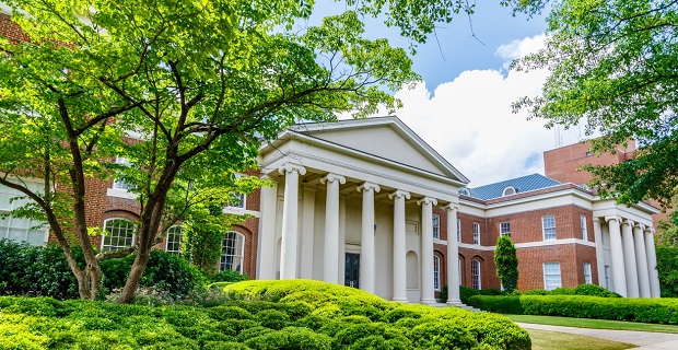 Incapables de rembourser leur prêt, bon nombre d’étudiants américains choisissent l’exil