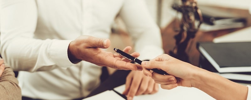 Des packages incluant crédit et assurance emprunteur proposés pour 11 000 euros de plus qu’un contrat classique