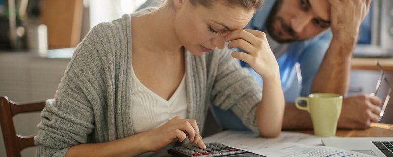 couple devant leurs dettes 