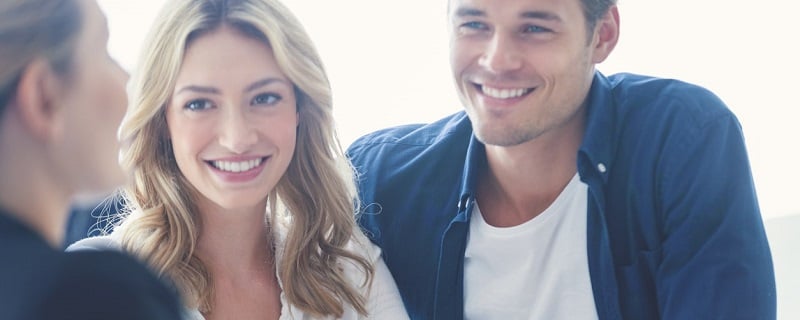 couple avec un agent immobilier