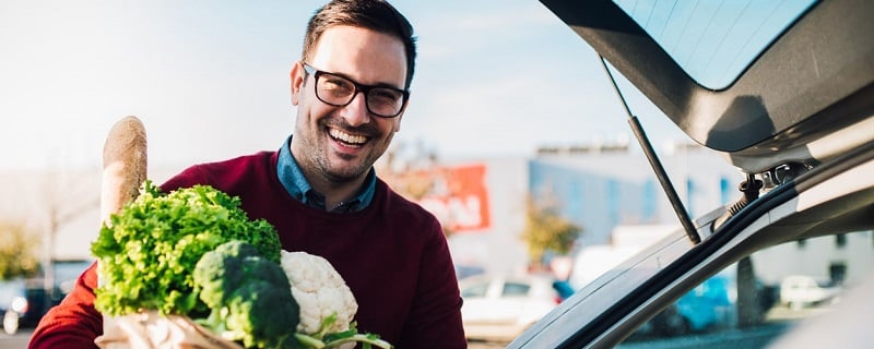 homme tenant un sac d epicerie 