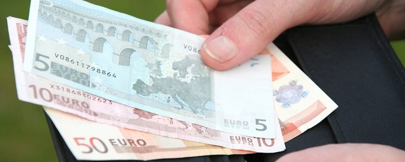 argent dessus un portefeuille 