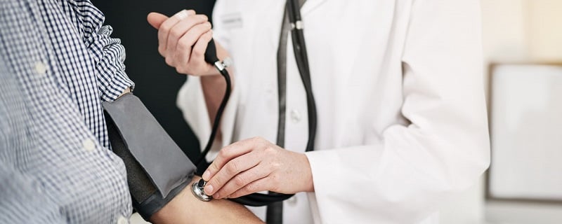 stetoscope sur le bras d un patient