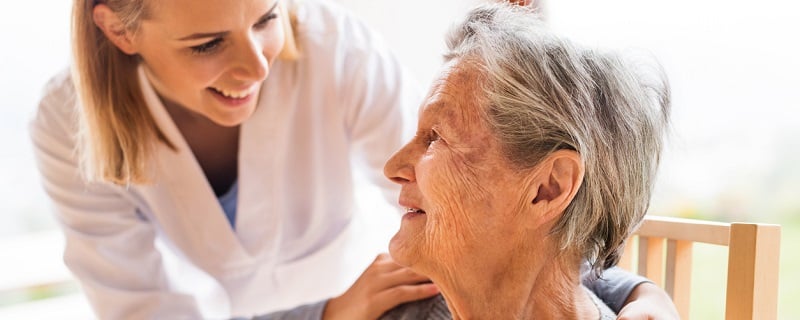infirmiere avec une senior 