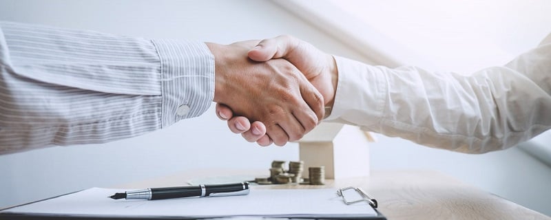 courtier et client se serrant la main 