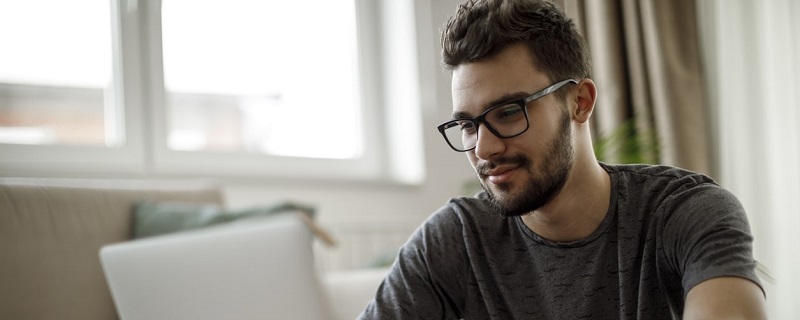 adolescent sur un ordi portable