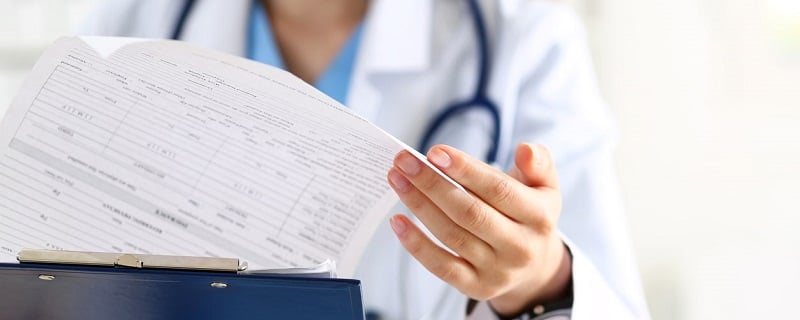 docteur avec des papiers 813093410 