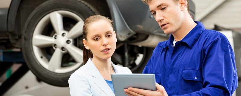 mecanicien et client avec une tablette numerique