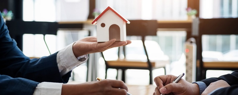 courtier immobilier avec petite maison et contrat