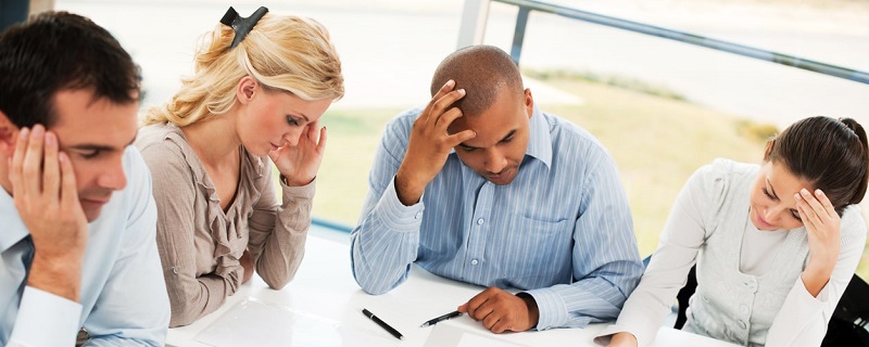 homme d affaires qui se prend la tete