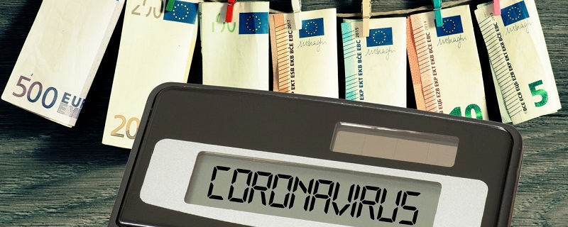 billet de banque calculatrice et coronavirus