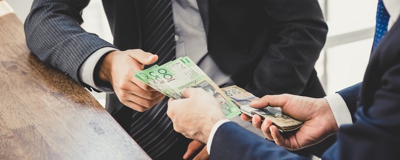 hommes affaires avec dollars australiens