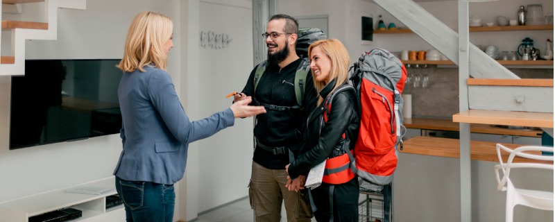 Les réservations des jeunes sur Airbnb sont désormais soumises à des conditions restrictives