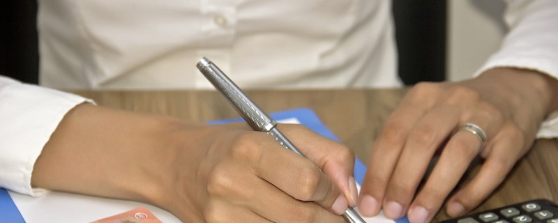 Pour économiser, les Français modifient leurs habitudes de consommation 