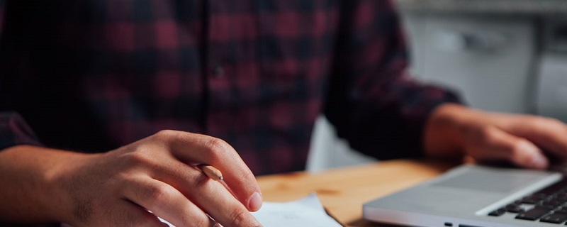 Consommation : les ménages évitent de piocher dans leurs bas de laine