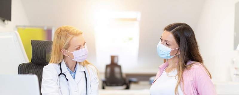 Le gouvernement a tranché sur la question du port du masque par les femmes qui accouchent 