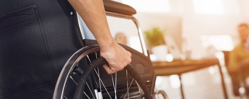  personne sur chaise roulante 