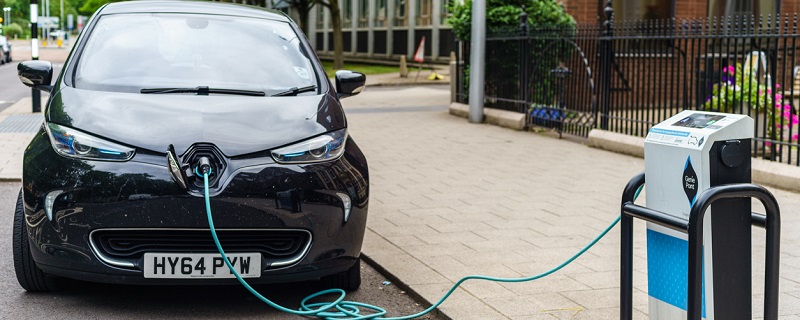 une voiture électrique en  rechargement