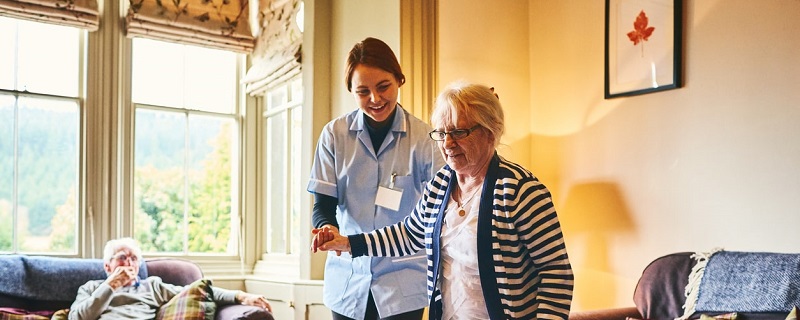 Combien le maintien d’une personne âgée à domicile coûte-t-il ?