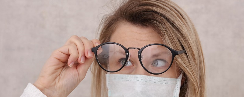 Porter des lunettes éviterait de se toucher fréquemment les yeux