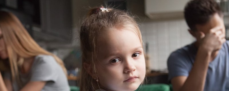 Les parents isolés figurent parmi les plus touchés par la crise