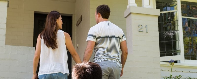 famille montant les marches d'une maison