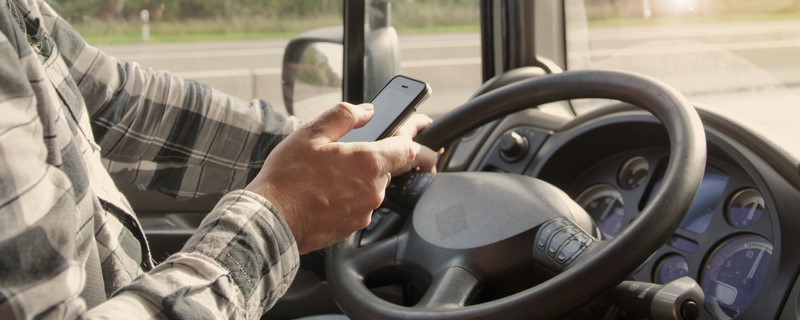 Plus d’un conducteur de poids-lourds sur dix interagit avec leur téléphone sur l’autoroute