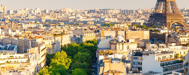 Dans le VIIIe arrondissement de Paris, les familles maintiennent le marché immobilier à flot