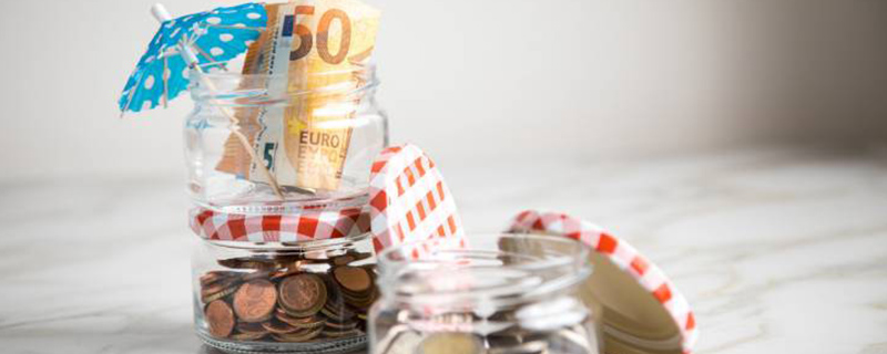 hommes d'affaires se serrant la main