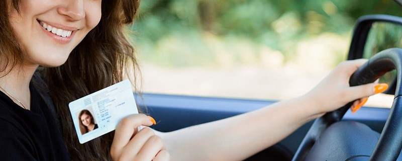 femme conduisant une voiture